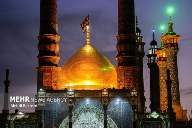 حضرت معصومہ (س) کے گنبد پر حسینی پرچم نصب کردیا گیا
