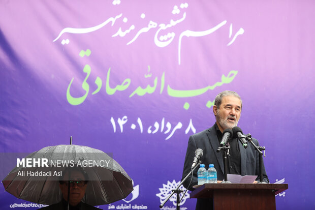 بهمن نامور مطلق رئیس فرهنگستان هنر در حال سخنرانی در مراسم تشییع پیکر حبیب الله صادقی است