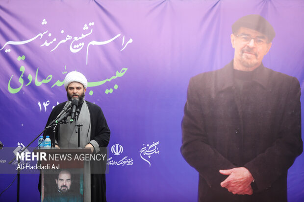 حجت الاسلام محمد قمی رئیس سازمان تبلیغات اسلامی در حال سخنرانی در مراسم تشییع پیکر حبیب الله صادقی است