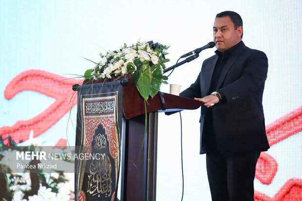  محمد محمدي‌بخش رئیس سازمان هواپيمايي کشوري در حال سخنرانی در آیین تجلیل از دست اندرکاران پروازهای حج ۱۴۰۱ است