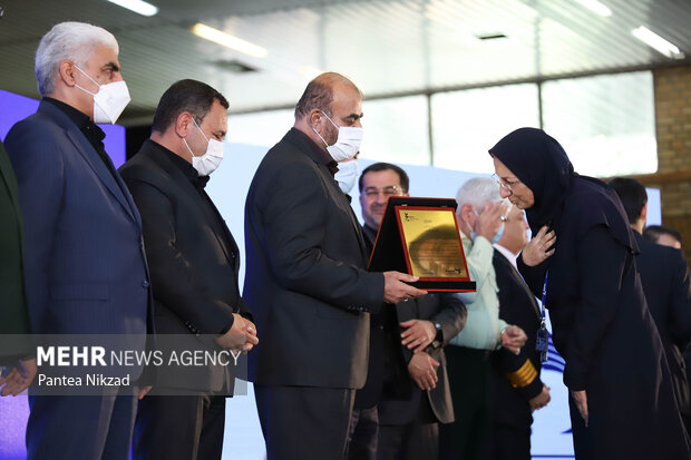 رستم قاسمی وزیر راه و شهرسازی در حال تقدیر از دست اندرکاران خدمتگزار به زائران حج تمتع است