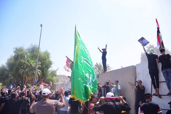 ورود طرفداران صدر به منطقه الخضراء/ ۲۲ نفر در درگیریها زخمی شدند