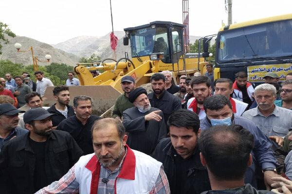 الرئيس الإيراني يزور مناطق السيول ويؤكد على تقديم جميع خدمات الإغاثة