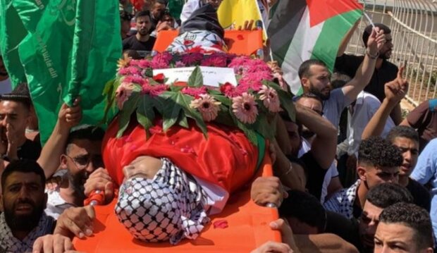 آلاف الفلسطينيين يشيعون الفتى الشهيد أبو عليا 