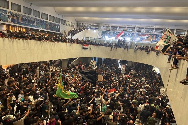 تحصن طرفداران «صدر» در پارلمان / الحلبوسی: جلسات پارلمان تا اطلاع ثانوی تعلیق شد