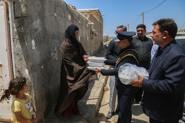 ۶۰۰ پرس غذای گرم بین سیلزدگان استان قم توزیع شد