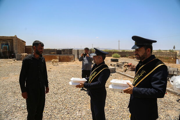  ۶۰۰ پرس غذای گرم بین سیل‌زدگان استان قم توزیع شد