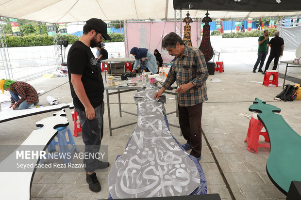 Preparing 500 blades engraved with titles of Imam Hussein 
