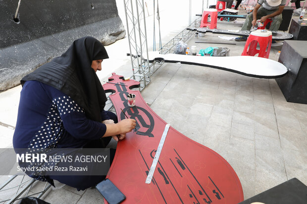 Preparing 500 blades engraved with titles of Imam Hussein 