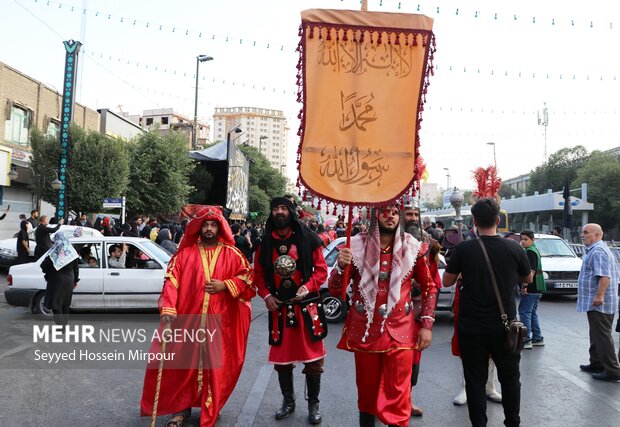 حرکت نمادین کاروان کربلا در مشهد