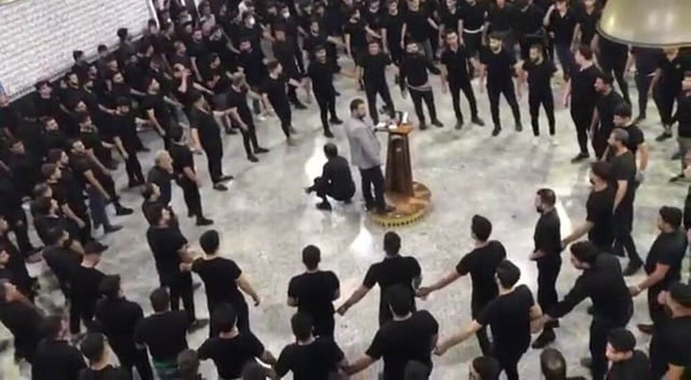 علم عزای سید و سالار شهیدان در گناوه برافراشته شد