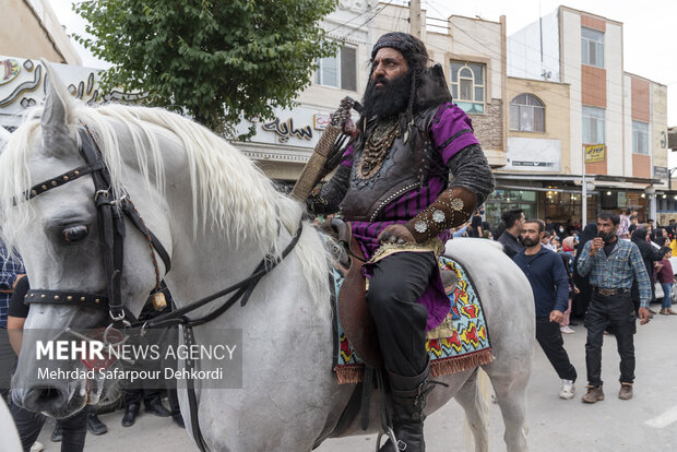 حرکت نمادین کاروان امام حسین(ع) در فرخ شهر چهارمحال و بختیاری