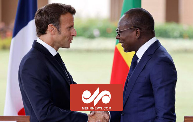 VIDEO: Benin FM cleans shoulder after being touched by Macron
