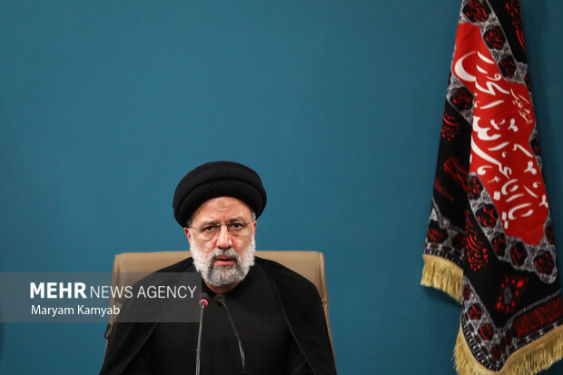 حجت الاسلام سید ابراهیم رئیسی رئیس جمهور در حال سخنرانی در جلسه ستاد اربعین است
