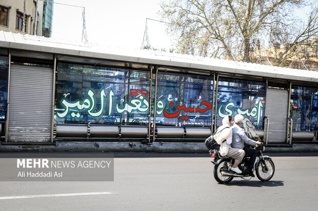 با فرا رسیدن ماه محرم و عزاداری سید و سالار شهیدان، عاشقان حسینی (ع) هر یک به نوعی و با اهتزاز پرچم و نصب سیاهه‌ و کتبه ای، عزاداری ارادت خود را به امام حسین (ع) نشان می‌دهند