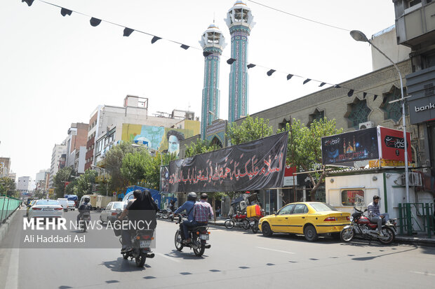 یکی از اقدامات شهروندان در ماه محرم، استفاده از پارچه نوشت ها است که سبب می شود شور دیگری در شهر به پا شود