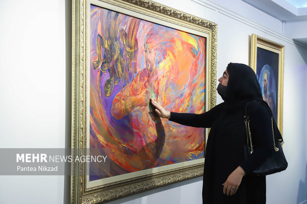 فرزند مرحوم حبیب صادقی استاد پیشکسوت نقاشی در مراسم گشایش نمایشگاه آثار آن مرحوم حضور دارد