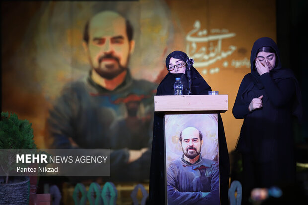 همسر مرحوم حبیب صادقی استاد پیشکسوت نقاشی در حال سخنرانی در مراسم یادبود آن مرحوم است