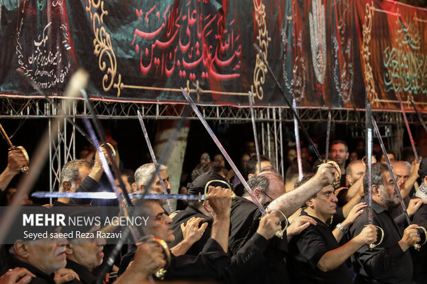 تہران میں چار محرم الحرام کی شب روایتی عزاداری شاہ حسین گویان کا انعقاد
