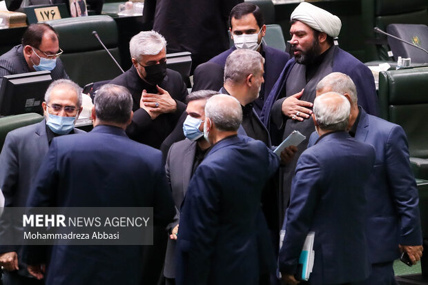 حمید سجادی وزیر ورزش و جوانان  در حال گفتگو با نمایندگان مجلس در صحن علنی مجلس شورای اسلامی است