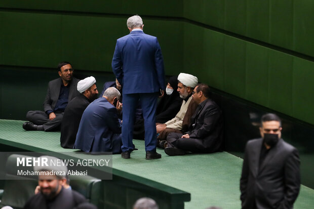 برخی از نمایندگان مجلس در حال گفتگو با یکدیگر در صحن علنی مجلس شورای اسلامی هستند