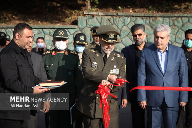 امیر محمدرضا آشتیانی وزیر دفاع و پشتیبانی نیروهای مسلح در حال افتتاح نمایشگاه بزرگ دستاوردهای دفاعی با رویکرد دانش بنیان است