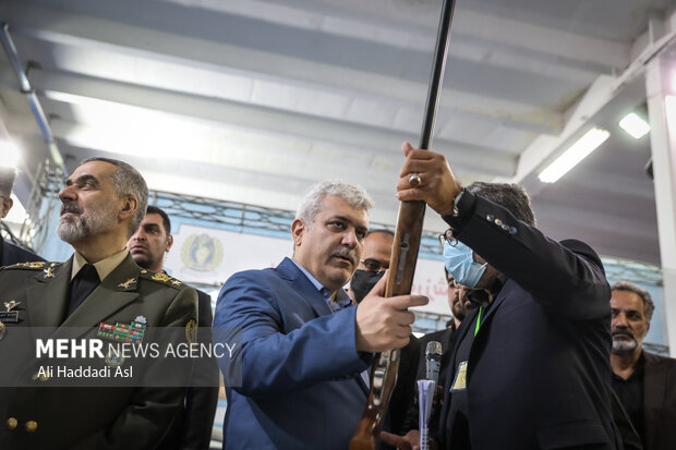 تہران میں دفاعی محصولات اور ساز و سامان کی نمائش کا افتتاح
