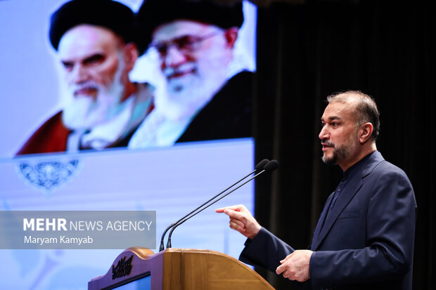 حسین امیرعبداللهیان وزیر امور خارجه   در حال سخنرانی در مراسم هفتمین دوره اعطای جایزه حقوق بشر اسلامی است