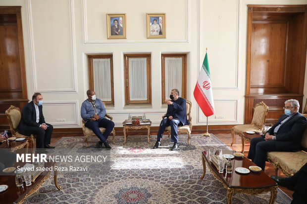 حسین امیرعبداللهیان وزیر امور خارجه ایران بعدازظهر امروز سه شنبه ۱۱ مرداد ۱۴۰۱ با آقای زوولیولیله ماندلا نوه نلسون ماندلا دیدار و گفتگو کرد.