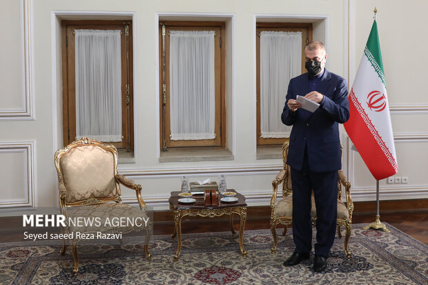 حسین امیر عبداللهیان وزیر امور خارجه ایران در محل دیدار  با زیاد نخاله دبیر کل جهاد اسلامی فلسطین حضور دارد