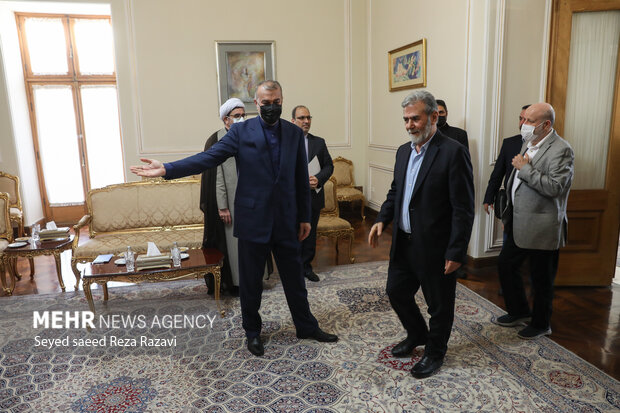 حسین امیر عبداللهیان وزیر امور خارجه ایران در حال استقبال از زیاد نخاله دبیر کل جهاد اسلامی فلسطین است