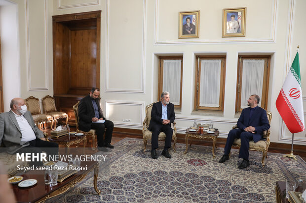 حسین امیرعبداللهیان وزیر امور خارجه ایران  در حال گفتگو با زیاد نخاله دبیر کل جهاد اسلامی است