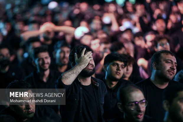 مراسم عزاداری شب پنجم محرم ۱۴۴۴ در هیئت الرضا با سخنرانی حجت الاسلام شیخ مهدی حسن آبادی،مداحی علیرضا اسفندیاری و حاج عبدالرضاهلالی در مجتمع فرهنگی شهدای سرچشمه برگزار شد