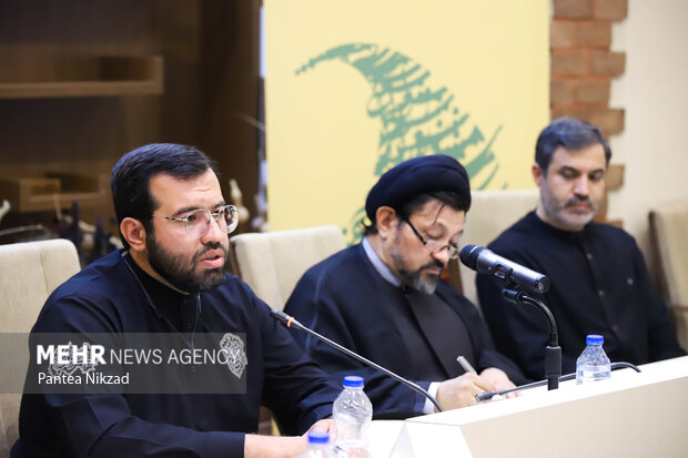 فروزان فر دبیر اجرایی جشنواره جهانی شعر آئینی در حال پاسخگویی به سوال خبرنگاران در نشست خبری این جشنواره است