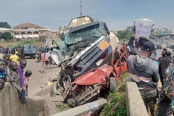 Nijerya'da zincirleme trafik kazası: 10 ölü
