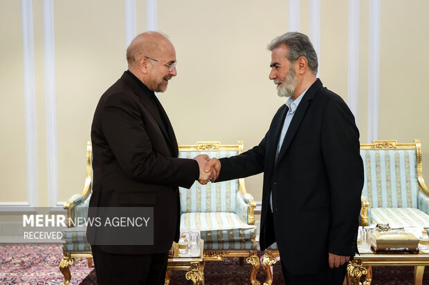  محمد باقر قالیباف رئیس مجلس شورای اسلامی در حال استقبال از زیاد نخاله دبیر کل جهاد اسلامی فلسطین است