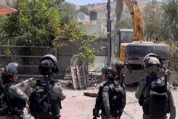 تخریب منزل یک خانواده در قدس/ بازداشت وحشیانه جوان فلسطینی+فیلم