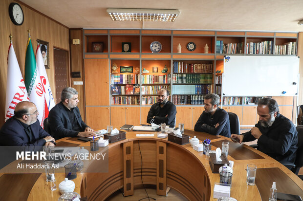  محمد خوانساری معاون وزیر ارتباطات و رئیس سازمان فناوری اطلاعات و هیئت همراه در حال دیدار و گفتگو با محمد شجاعیان مدیر عامل گروه رسانه ای مهر هستند