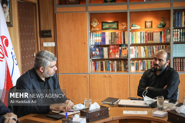  محمد خوانساری معاون وزیر ارتباطات و رئیس سازمان فناوری اطلاعات در حال دیدار و گفتگو با محمد شجاعیان مدیر عامل گروه رسانه ای مهر است