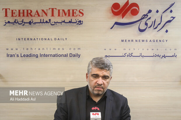  محمد خوانساری معاون وزیر ارتباطات و رئیس سازمان فناوری اطلاعات در حال گفتگو با خبرنگاران خبرگزاری مهر است