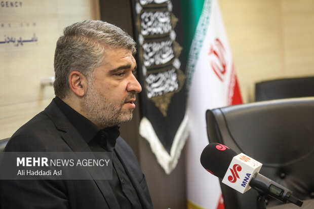  محمد خوانساری معاون وزیر ارتباطات و رئیس سازمان فناوری اطلاعات در حال گفتگو با خبرنگاران خبرگزاری مهر است