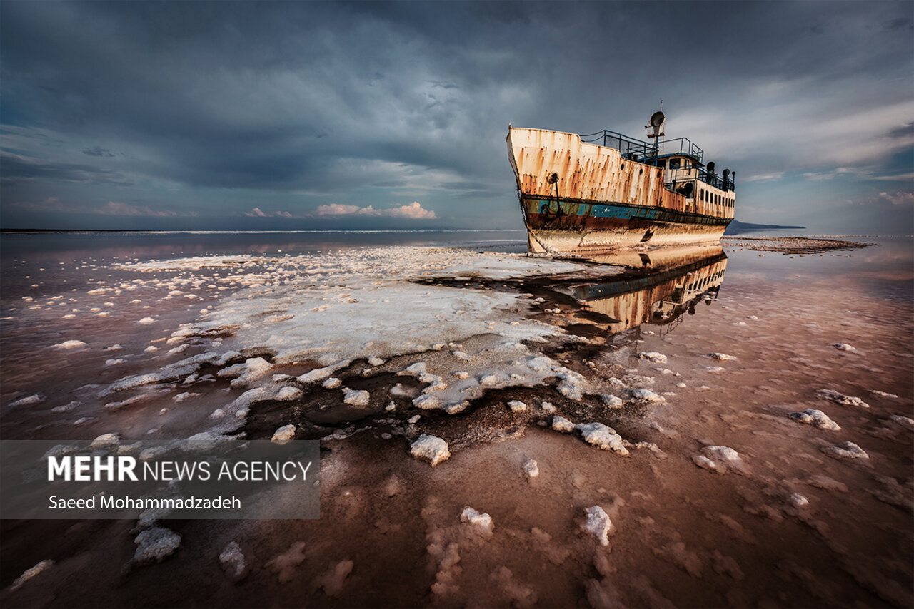 زخم وعدهها بر پیکر خشک دریاچه ارومیه/نگین فیروزه ای شوره زار شد