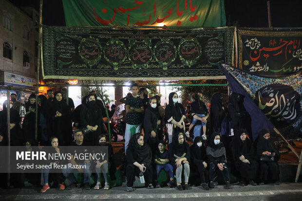 Tehraners mourn for Imam Hussein in 6th night of Muharram
