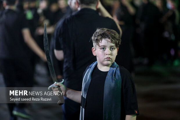 Tehraners mourn for Imam Hussein in 6th night of Muharram