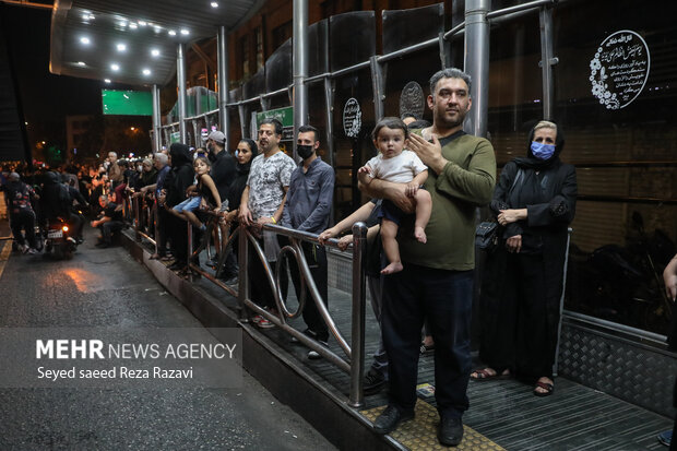 Tehraners mourn for Imam Hussein in 6th night of Muharram