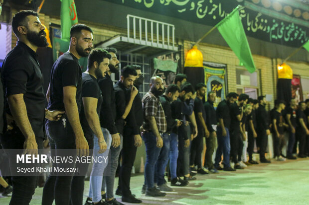 عزاداری مردم آباده در گلزار شهدا عزاداری مردم آباده در گلزار شهدا