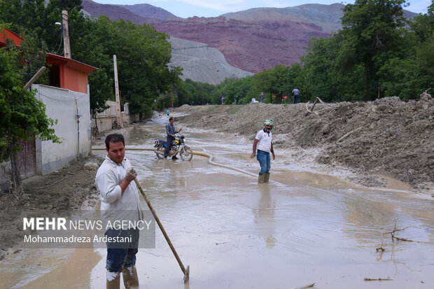 ششمین روز امداد‌رسانی به سیل‌زدگان روستای مزدران