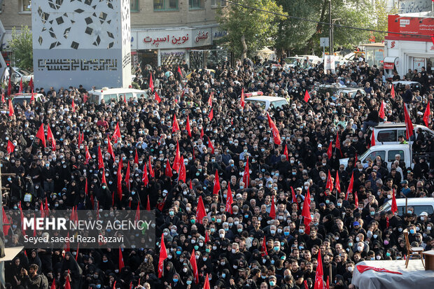 تہران کے امام حسینؑ اسکوائر میں خان طومان کے شہدا کا تشییع جنازہ
