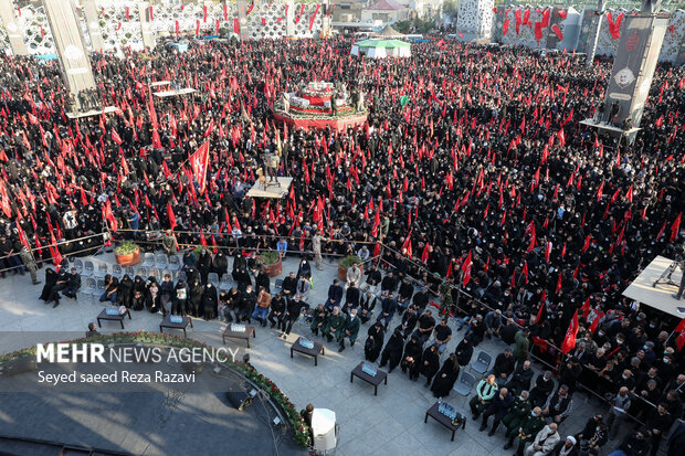تہران کے امام حسینؑ اسکوائر میں خان طومان کے شہدا کا تشییع جنازہ
