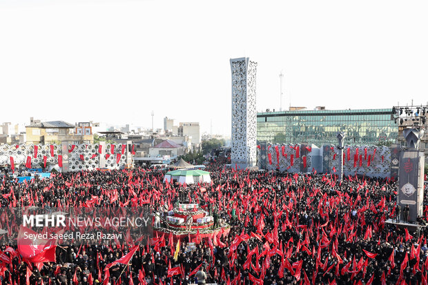 تہران کے امام حسینؑ اسکوائر میں خان طومان کے شہدا کا تشییع جنازہ
